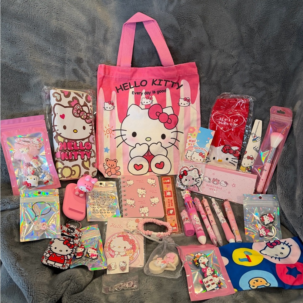 🩷Hello Kitty Tote Bag and Accessories Set
- Over 20 Items